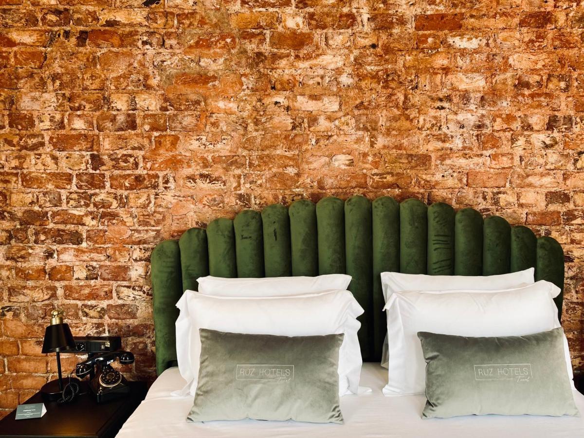Ruz Hotels Istambul Exterior foto A bed with a green headboard