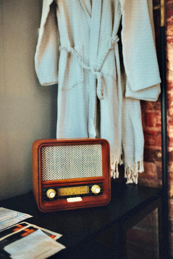 Ruz Hotels Istambul Exterior foto A radio in a hotel room