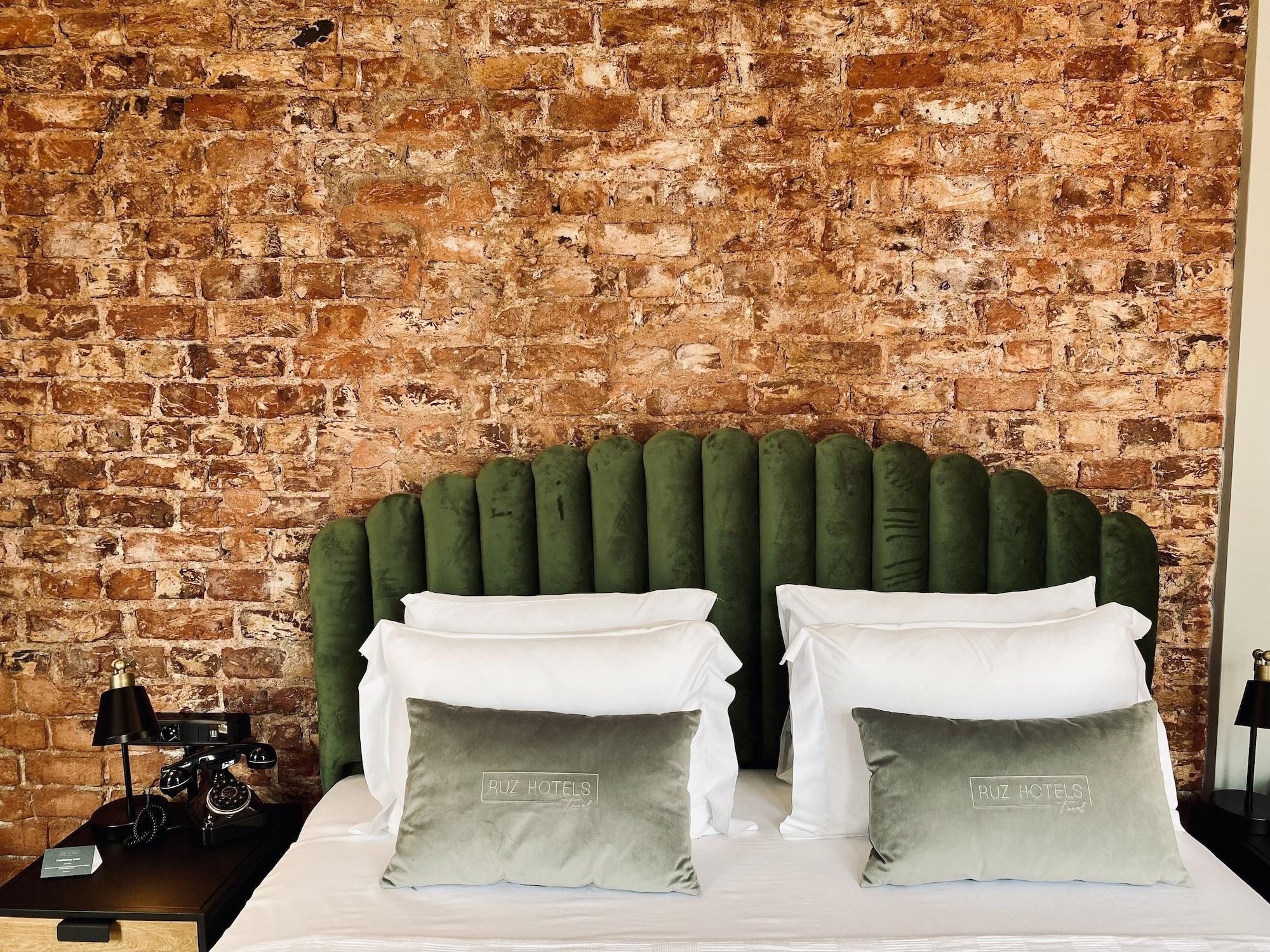 Ruz Hotels Istambul Exterior foto A bed with two pillows